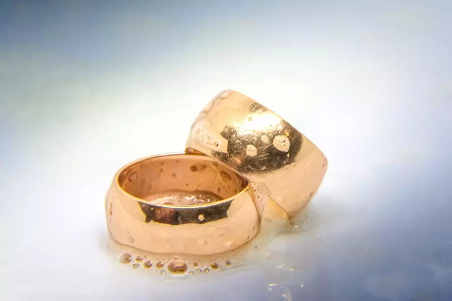 Jak próby złota wpływają na wygląd i cenę biżuterii?